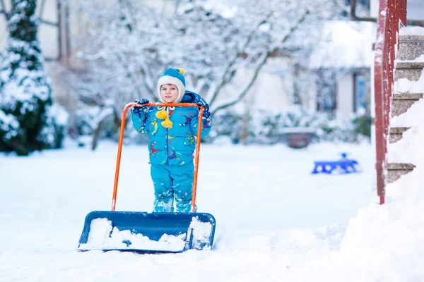 Menino brincando com neve no inverno, ao ar livre — Fotografia de Stock