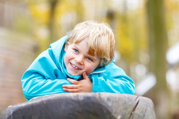 Liten unge pojke att ha kul på hösten lekplats — Stockfoto