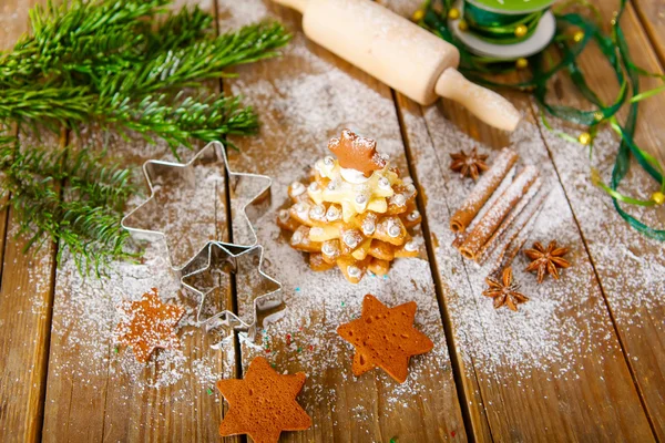 Ev yapımı fırında Noel gingerbread ağacına vintage ahşap arka — Stok fotoğraf