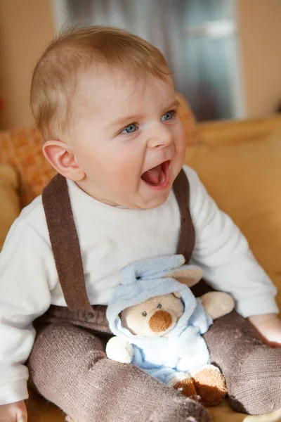 Retrato de menino bonito de 6 meses em casa . — Fotografia de Stock