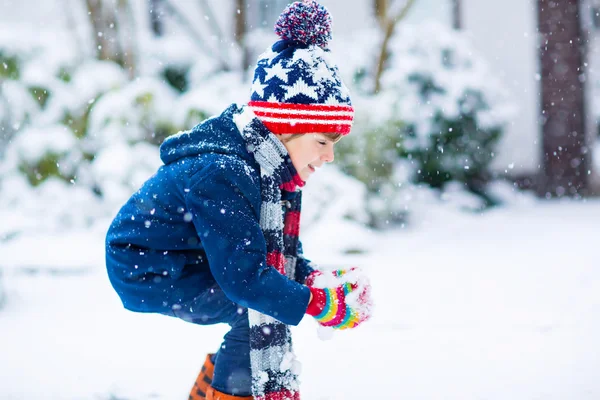 Enfant heureux garçon s'amuser avec de la neige en hiver — Photo