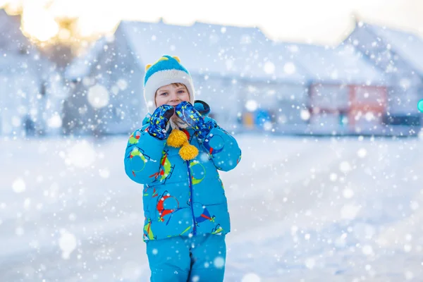 Little kid boy playing with snow in winter, outdoors — Stock Photo, Image
