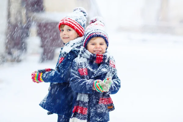 Gelukkige kinderen hebben plezier met sneeuw in de winter — Stockfoto