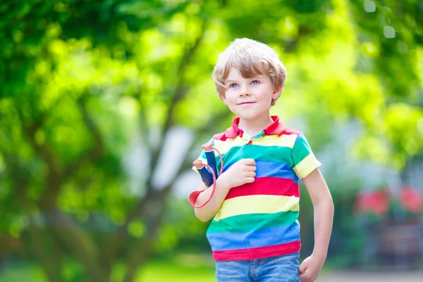 Little kid boy shooting wooden slingshot — Stock Photo, Image