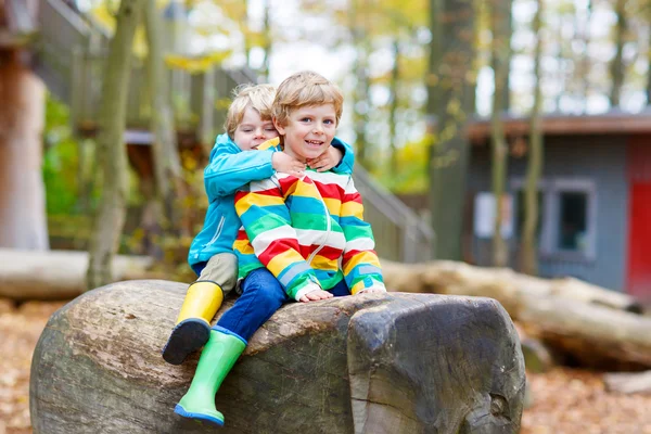 Two little kid boys having fun on autumn playground — Stock Photo, Image