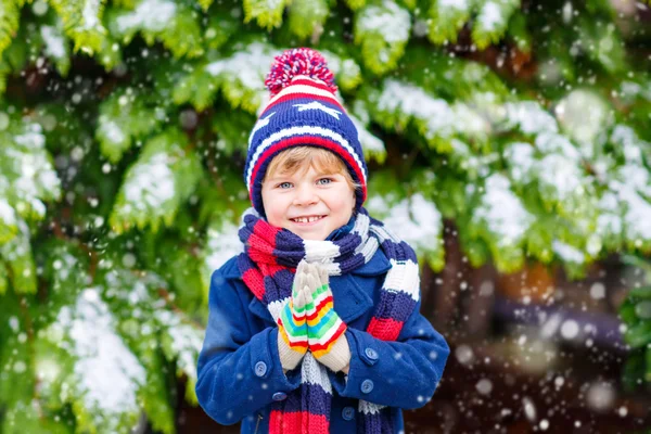 Menino feliz se divertindo com neve no inverno — Fotografia de Stock