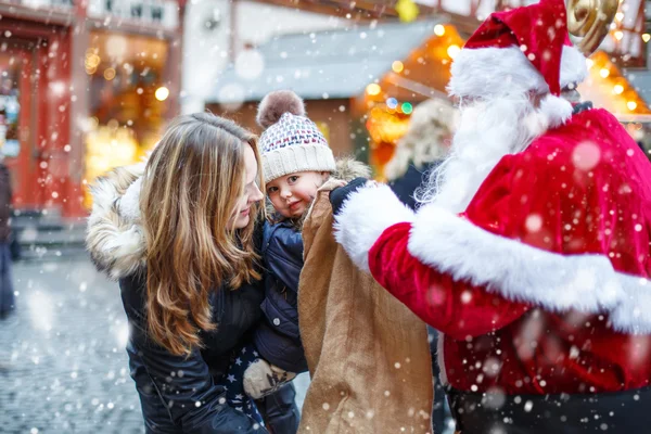 Petite fille tout-petit avec mère sur le marché de Noël . — Photo