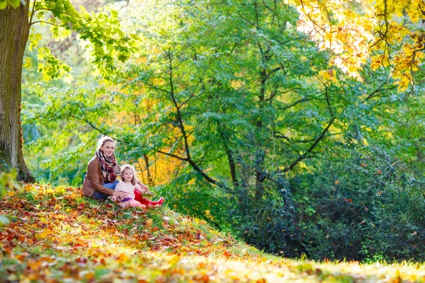 Moeder en haar dochtertje in mooie herfst park — Stockfoto