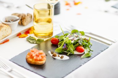 Düğün için hazırlanmış bir masa ya da başka bir akşam yemeği..