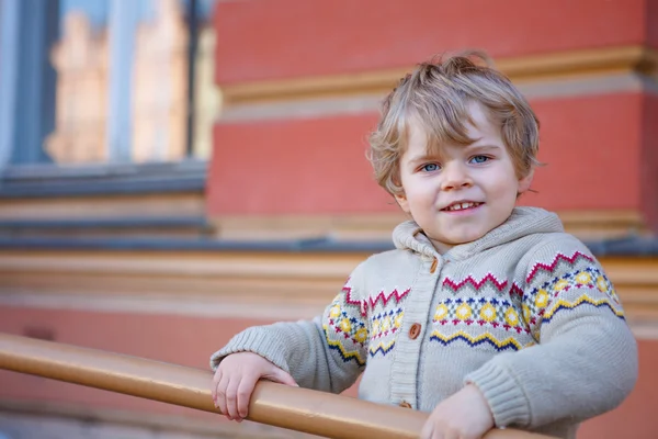Lilla kaukasiska barn pojke har kul, utomhus — Stockfoto