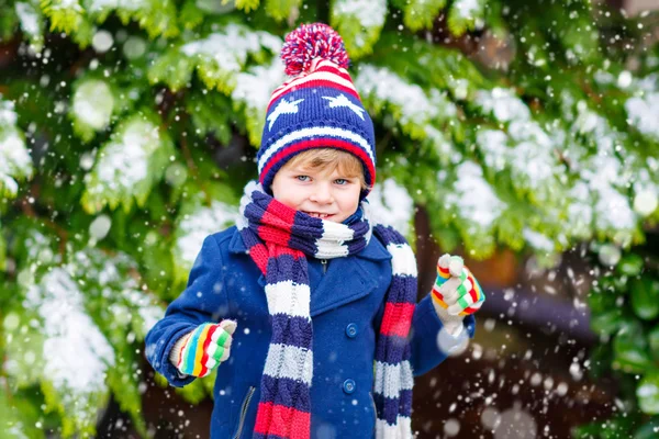 Happy kid boy having fun with snow in winter — Stock Photo, Image