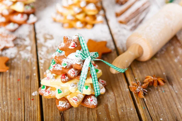 Homemade baked Christmas gingerbread tree on vintage wooden back — Stock Photo, Image