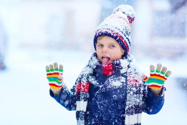 Happy kid boy having fun with snow in winter — Stock Photo, Image