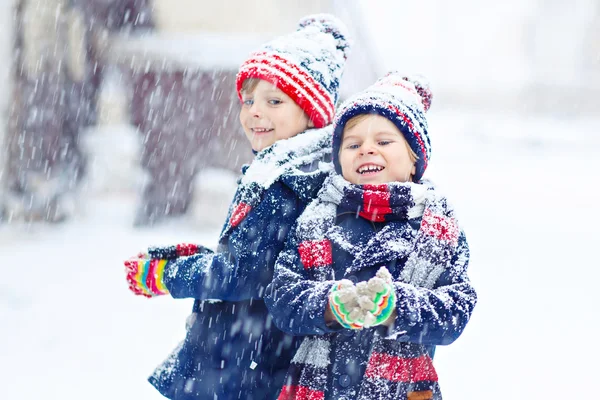 Bambini felici che si divertono con la neve in inverno — Foto Stock