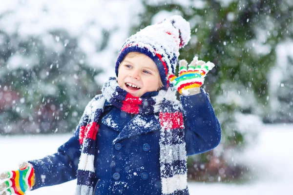 快乐的小男孩，冬天在雪地里玩耍 — 图库照片