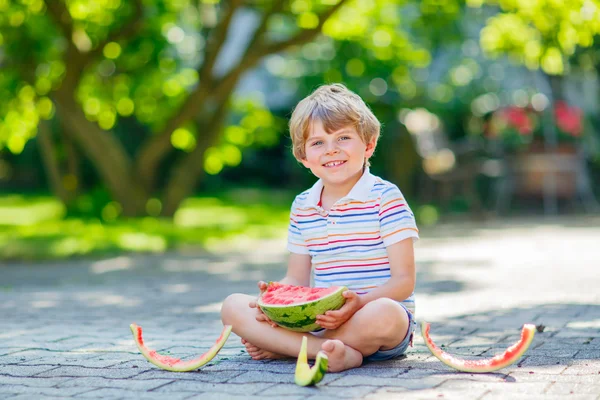 Preschool kid jongetje watermeloen in de zomer eten — Stockfoto