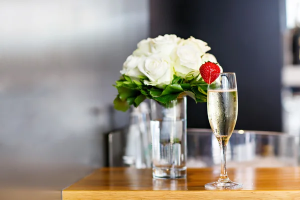 Weiße Braut Bouquet mit einem Champagnerglas — Stockfoto