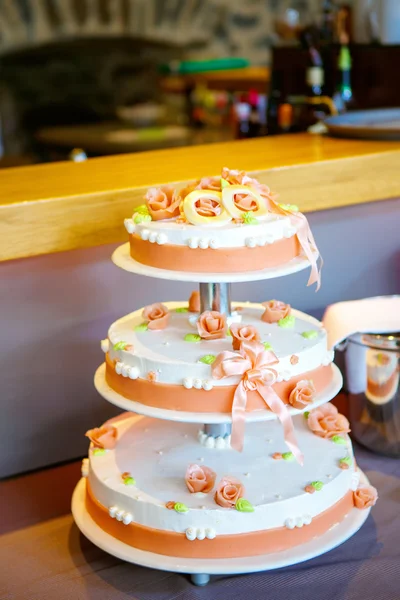 Delicioso pastel de bodas con flores, en blanco y naranja — Foto de Stock