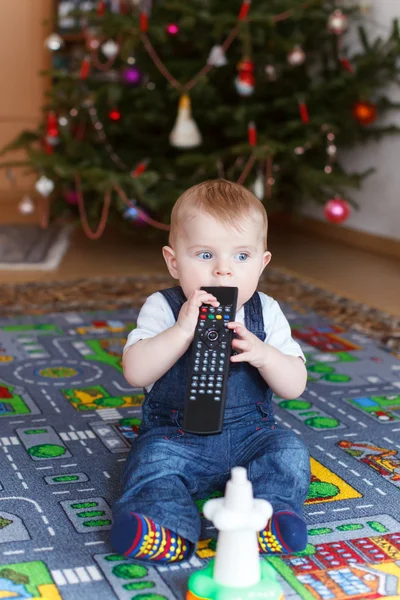 Menino e árvore de Natal — Fotografia de Stock