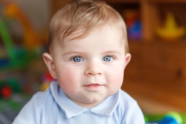 Portret ładny chłopczyk 6 miesięcy w domu. — Zdjęcie stockowe