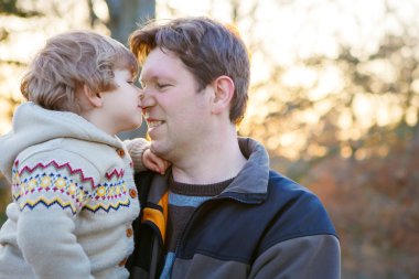 Baba ve küçük park veya orman, açık havada.