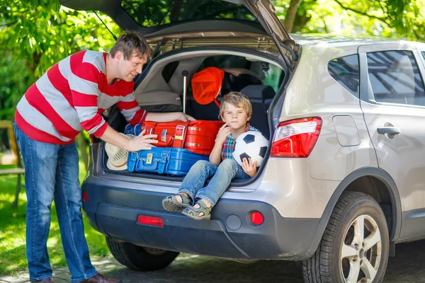 Petit garçon et père avant de partir en vacances en voiture — Photo