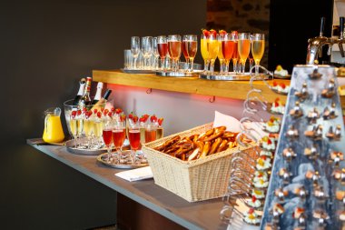 Pa için hazır farklı parmak gıda dolu bahçesinde Masa