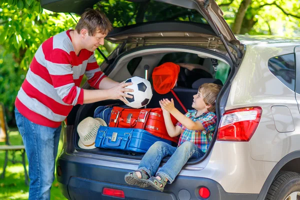 Petit garçon et père avant de partir en vacances en voiture — Photo