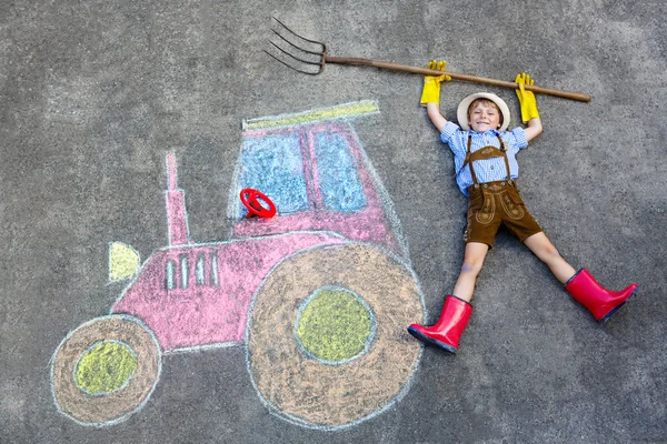 Kleine jongen jongen met plezier met trekker krijtjes foto — Stockfoto