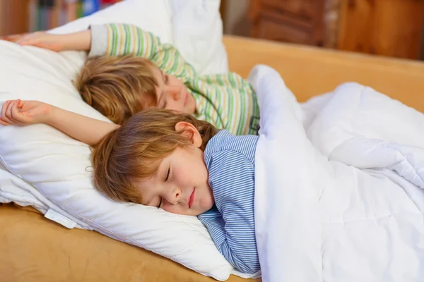 침대에서 자 고 하는 두 명의 작은 금발 형제 소년 — 스톡 사진