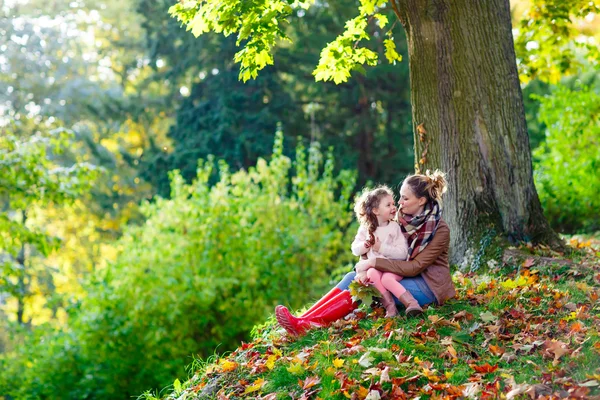 Madre e figlioletta a bella foresta di autunno — Foto Stock