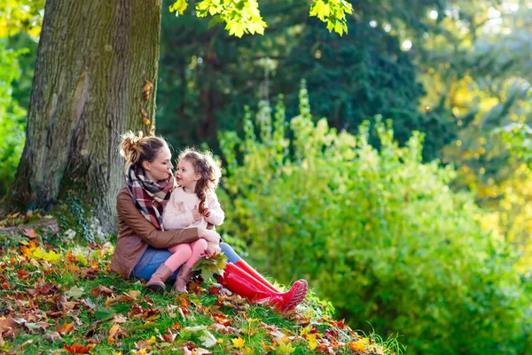Anne ve küçük kızı güzel sonbahar orman — Stok fotoğraf