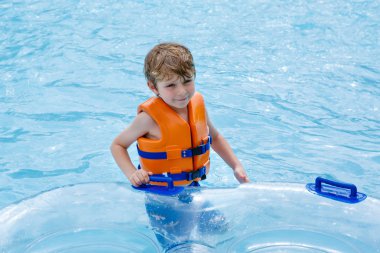 Çocuk slayt üzerinde sürme su parkı