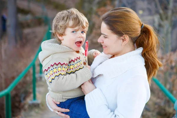 Mor och liten son i park eller skog, utomhus. — Stockfoto