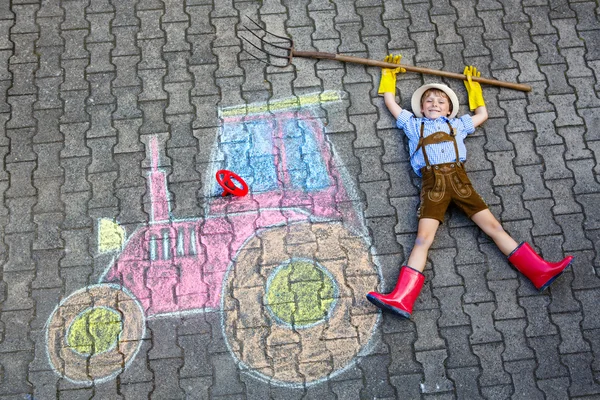 Kleiner Junge hat Spaß mit Traktorkreiden Bild — Stockfoto