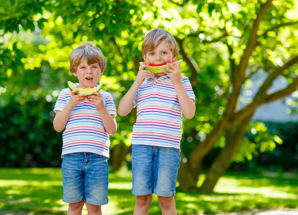 Deux petits garçons d'âge préscolaire mangeant de la pastèque en été — Photo