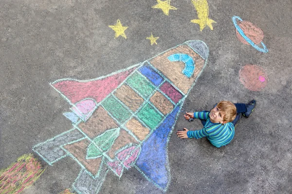 Kleine jongen jongen vliegen door een space shuttle krijtjes foto — Stockfoto