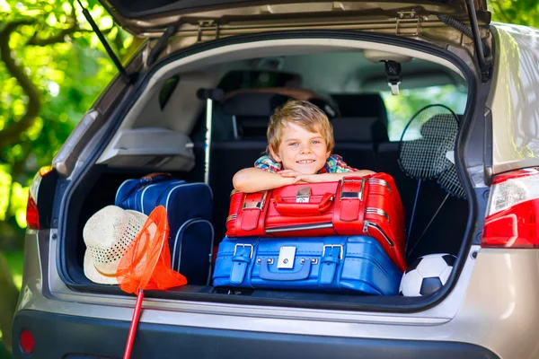 Pequeño niño sentado en el maletero del coche justo antes de salir para vaca —  Fotos de Stock