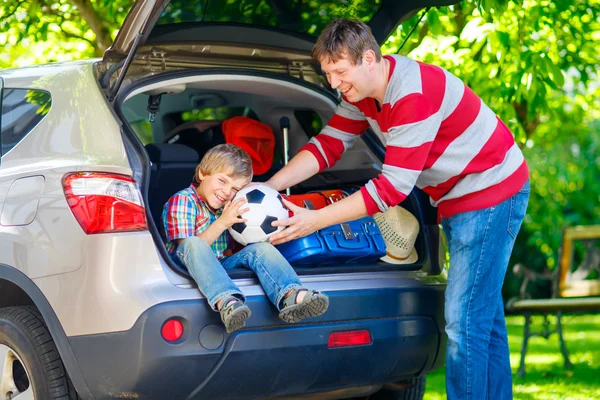 Kleine jongen jongen en vader voor vertrek naar auto vakantie — Stockfoto