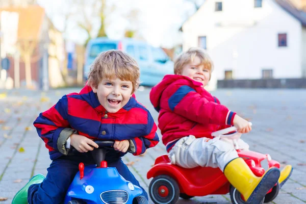 Duas crianças meninos brincando com carros de brinquedo, ao ar livre — Fotografia de Stock