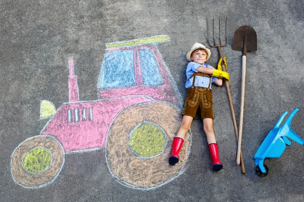 Liten unge pojke att ha kul med traktor kritar bild — Stockfoto