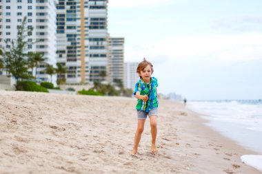 okyanus plaj üzerinde çalışan küçük çocuk çocuk