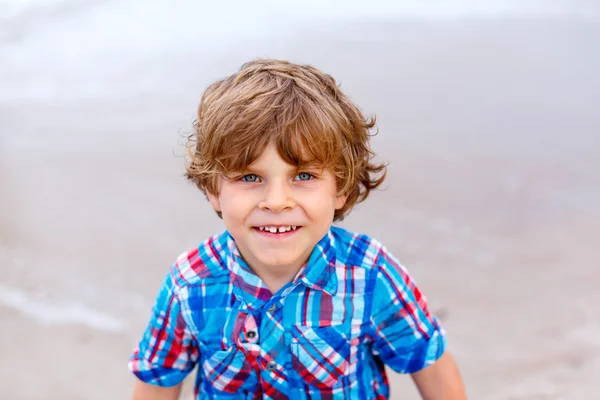 Kleiner Junge am Strand des Ozeans — Stockfoto