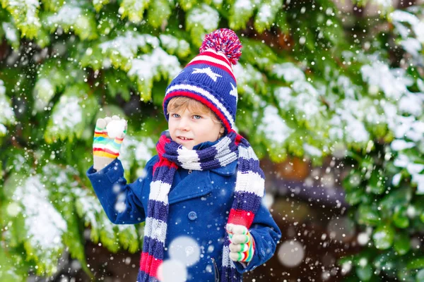 Happy kid boy having fun with snow in winter — Stock Photo, Image