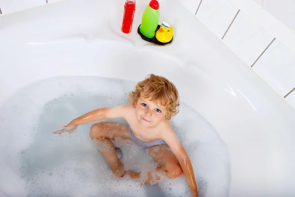 Menino criança brincando na banheira em casa — Fotografia de Stock