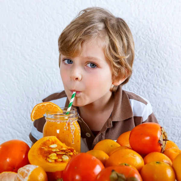 Littlke kid boy drinking healthy smoothie — ストック写真