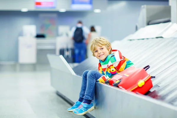Piccolo ragazzo stanco in aeroporto, in viaggio — Foto Stock