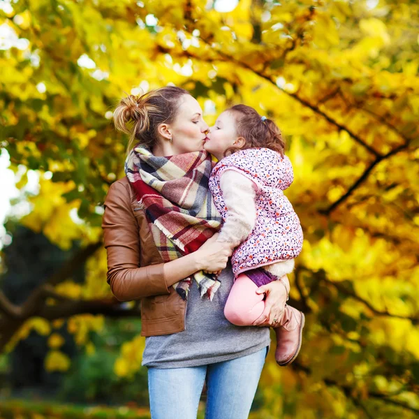 Mamma och hennes lilla dotter på vackra höst park — Stockfoto