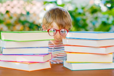 Küçük çocuk çocuk okuma kitabı okulda