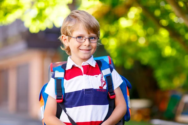 Niño pequeño con mochila escolar en el primer día a la escuela — Foto de Stock